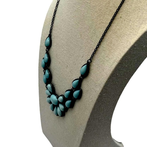 Vintage-Inspired Statement Necklace With Blue Teardrop Stones    M76 - Picture 3 of 7